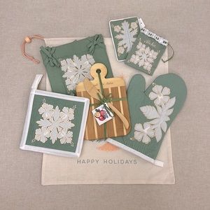 Quilt Sage Hibiscus Oven Mitt, Potholder, Catch-All Tray & Butter Board Set 2